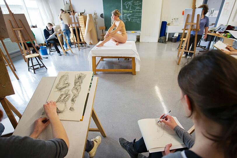 Vielmehr können die Künstler ihre Fähigkeiten bei einer der schwierigsten künstlerischen Disziplinen erproben, sagt der Leiter der Abteilung für bildende Kunst von der Volkshochschule München, Günter Ebert.