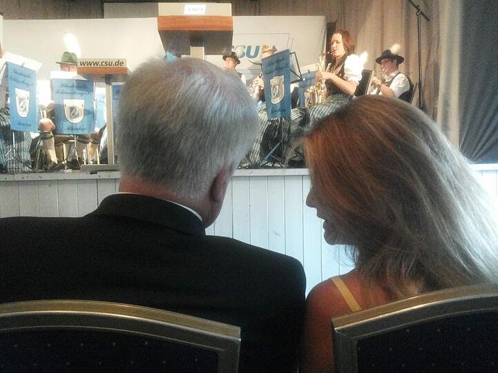 Mal aus einer anderen Perspektive: Horst Seehofer und Mechthilde Wittmann in Gut Nederling.