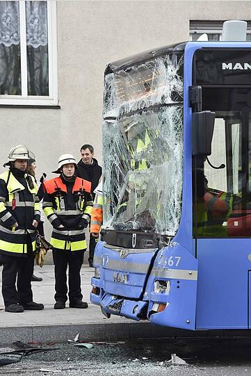 Auf der Plinganser Straße kollidieren zwei Linienbusse. Eine Stunde war sie komplett gesperrt.