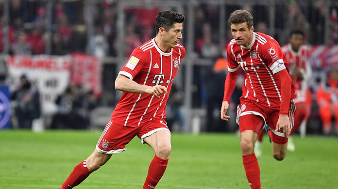 Bereits in der Saison 2017/18  lief der FC Bayern im Streifen-Look auf.