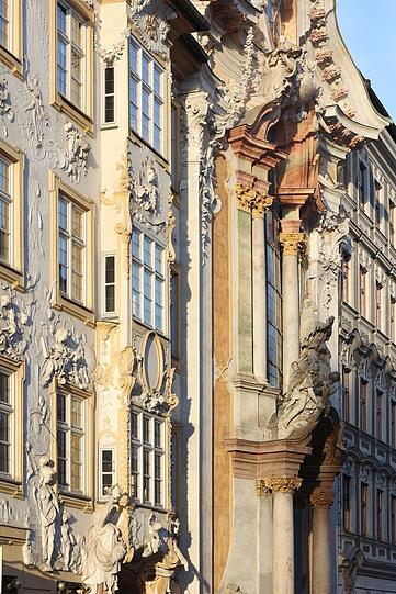 Asamhaus, Asamkirche und Priesterhaus perfekt illuminiert.