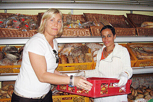 Handballerin Maja Sommerlund bei der Brotasugabe.