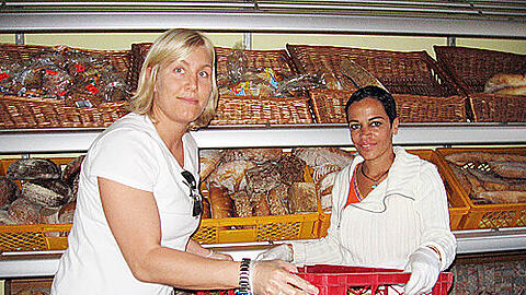 Handballerin Maja Sommerlund bei der Brotasugabe.