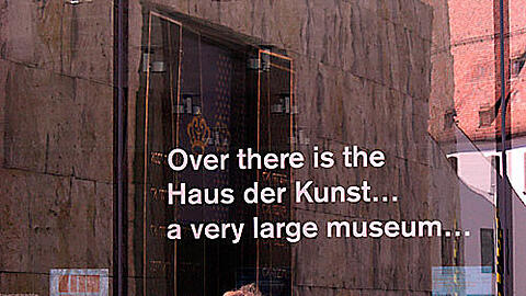 Englische Sätze auf einer gläsernen Fassade &ndash; aber auf welchem Platz wurde dieses Bild aufgenommen?