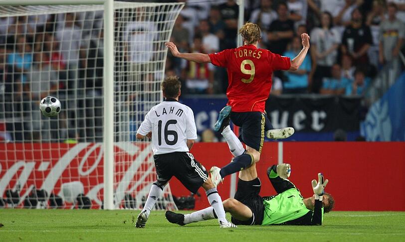 2008 (oben), 2010 und 2020: Zwei folgenschwere (EM- und WM-Aus) und eine heftige Niederlage gegen Spanien stehen in diesen Jahren in den DFB-Geschichtsbüchern.