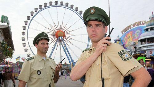Tausende Menschen feiern ausgelassen im Bierzelt, keiner denkt an eine Bedrohung – doch in einem neuen Roman endet die Wiesn in einer Katastrophe Tausende Menschen feiern ausgelassen im Bierzelt, keiner denkt an eine Bedrohung – doch in einem neuen Roman endet die Wiesn in einer Katastrophe