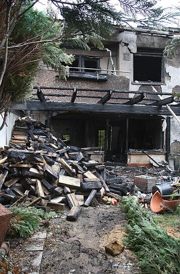 Vermutlich handelt es sich um ein Familiendrama:  Bei der Explosion zweier Reihenhaeuser in Winterhausen (Kreis Wuerzburg) sind in der Nacht zu Montag zwei Menschen getoetet worden. Die Bilder.