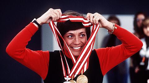 Die erste Medaille zu feiern "war schwierig", sagt Mittermaier: "Schließlich hatte ich ja noch zwei Rennen: Slalom und Riesenslalom."