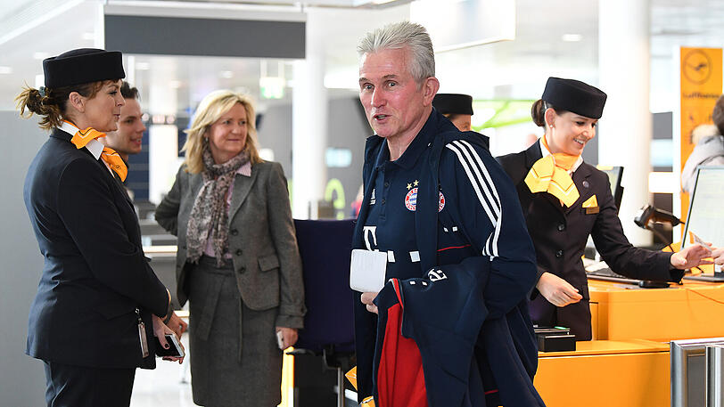 Trainer Jupp Heynckes am Dienstag kurz vor dem Abflug nach Doha.
