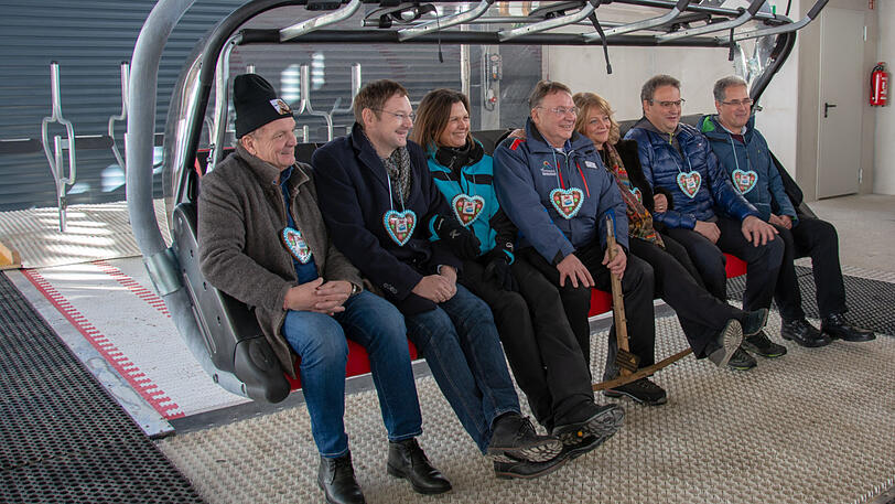 Die Eröffnung der neuen Bergbahn am Brauneck &ndash; dabei war unter anderem Landtagspräsidentin Ilse Aigner (3.v.l., CSU) und Verkehrsminister Hans Reichhart (2.v.l., CSU).