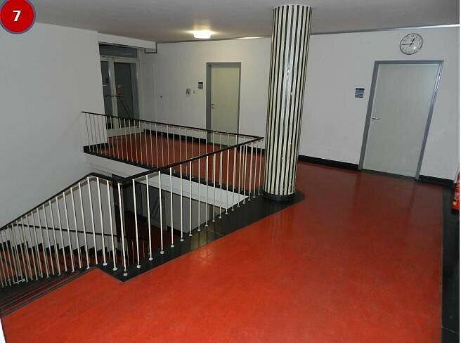 Linoleum am Boden, dazu charakteristische Treppengeländer und Säulen aus den 50ern &ndash; eines der vielen Treppenhäuser der Akademie.