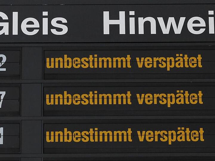 Hinweise für Bahnreisende werden im Hauptbahnhof angezeigt. Foto: Jens Wolf/zb/dpa