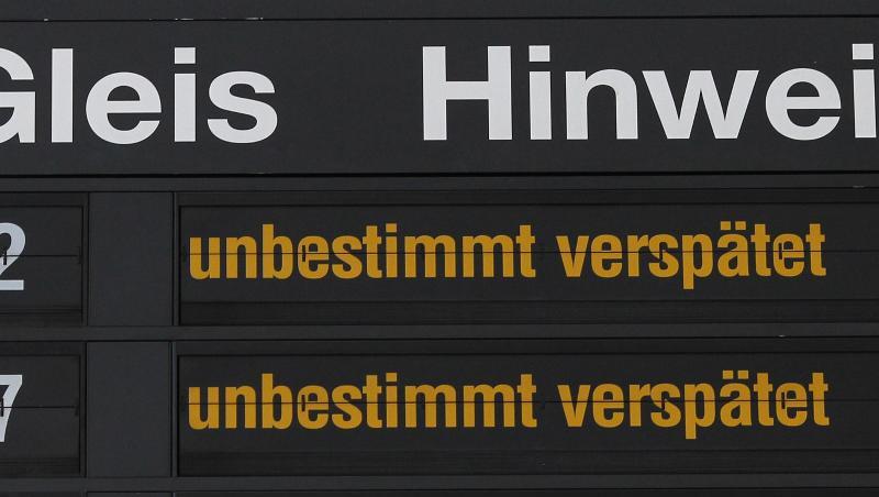 Hinweise für Bahnreisende werden im Hauptbahnhof angezeigt. Foto: Jens Wolf/zb/dpa Hinweise für Bahnreisende werden im Hauptbahnhof angezeigt. Foto: Jens Wolf/zb/dpa