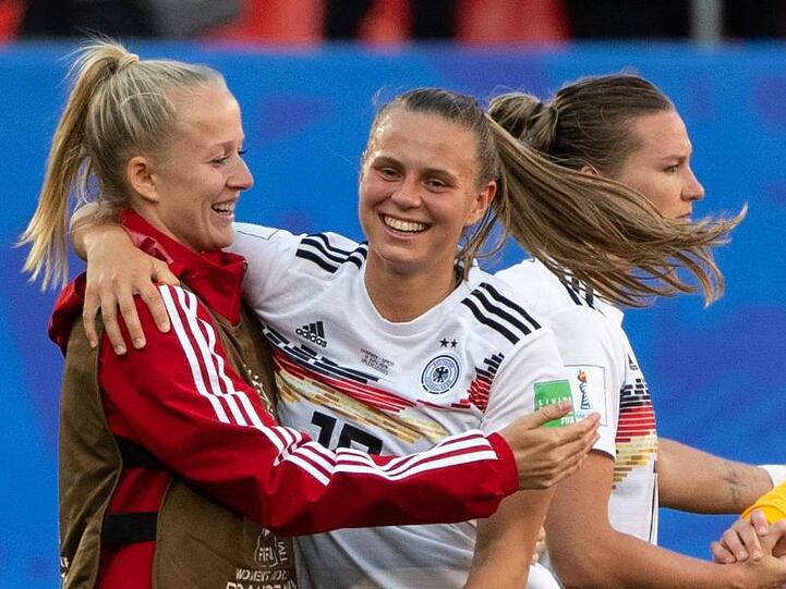 Die deutschen Nationalspielerinnen freuen sich auf das WM-Spiel gegen Südafrika.