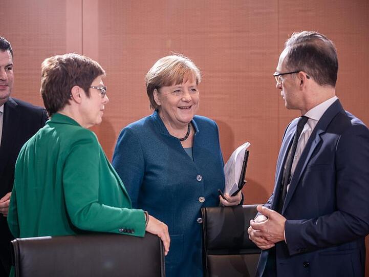 Bundeskanzlerin Angela Merkel (CDU) spricht mit Heiko Maas (SPD, r), Außenminister, zu Beginn der Sitzung des Bundeskabinetts im Kanzleramt während daneben Annegret Kramp-Karrenbauer (CDU, 2.v.l), Bundesministerin der Verteidigung und Hubertus Heil (SPD, l), Bundesminister für Arbeit und Soziales, stehen.