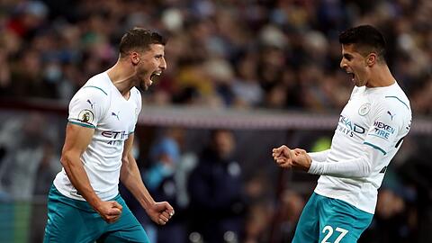 Ruben Dias (L) von Manchester City feiert.