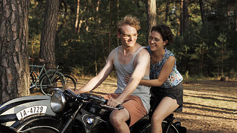 Liv Lisa Fries und Johannes Hegemann in "Im Liebe, Eure Hilde". Der Film erzählt die Geschichte einer Widerstandsgruppe gegen die Nazis, die später unter dem Namen "Rote Kapelle" bekannt wurde.