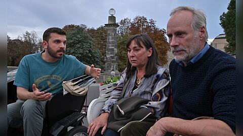 "Sterben für Beginner": Eric (Edin Hasanovic, l.) hat sich verplappert - Birgit (Steffi Kühnert) und Paul (Wolfram Koch) begreifen schockiert, dass ihr Sohn Alex einen Tumor haben könnte.