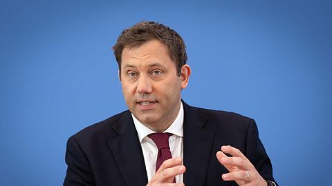 Der Finanzminister will Investitionen hochfahren - und kündigt schon neue Sparzwänge an.