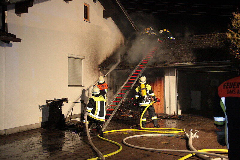 Zu einem Garagenbrand in Dörfl wurden mehrere Feuerwehren alarmiert. Das Feuer ist vermutlich im Dachbereich der Garage ausgebrochen und griff auf das Wohnhaus über.