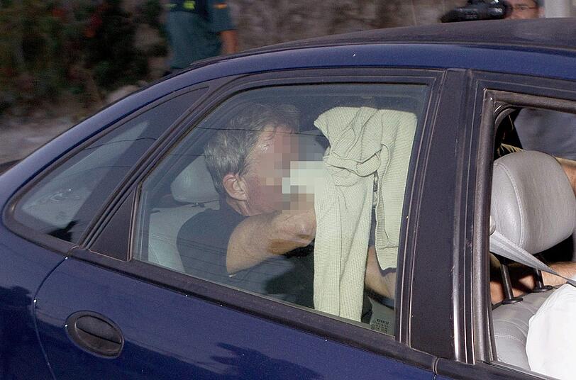 Axel H. steht unter Verdacht, seine Lebensgefährtin getötet zu haben. Hier wird er von der Polizei abtransportiert.