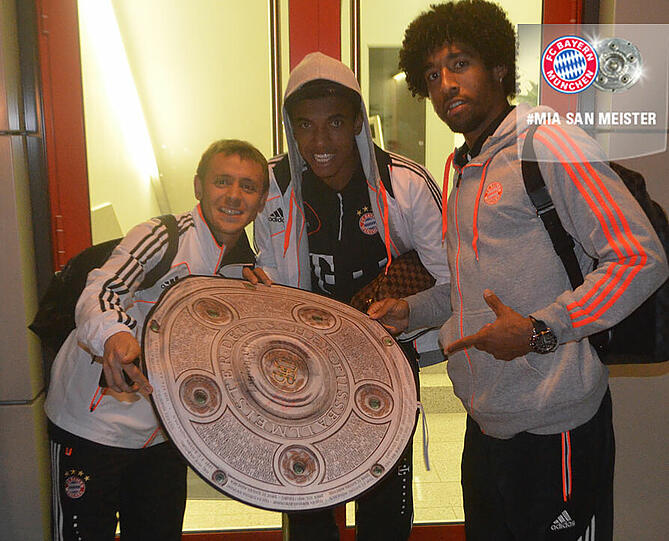 "The team just arrived at the Säbener Straße. We love you", steht unter diesem Foto des FC Bayern
