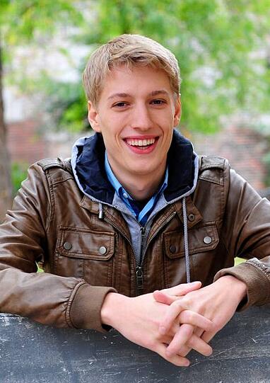 &bdquo;Zeit für ein zweites Windrad&ldquo;: Dominik Krause (23), Die Grünen, Listenplatz 8: Ich will mich für Antidiskriminierungspolitik und Asylpolitik stark machen. Nach dem, was in den vergangenen Jahren und Monaten in München passiert ist, sieht man, dass die Stadt einfach keine richtigen Vorkehrungen getroffen hat, um mit den Asylbewerbern richtig umgehen zu können. Ich würde mir wünschen, dass die Stadt die Aufnahmemöglichkeiten ausbaut und ein Konzept ausarbeitet, um Flüchtlingen auch privaten Wohnraum zur Verfügung zu stellen.
Und auch Energiepolitik habe ich auf dem Zettel: Die Stadt sollte mehr in erneuerbare Energien investieren. Außerdem finde ich, es ist Zeit für ein zweites Windrad. 
Wir müssen gerade in diesen Zeiten, wo Menschen so immens gegen die Stromtrassen rebellieren, mehr Akzeptanz für Wind- und Wasserkraft schaffen.