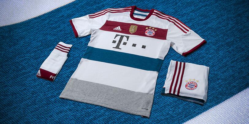Klassisches weiß mit rot und blau: Das Auswärtstrikot des FC Bayern für die Saison 2014/2015.