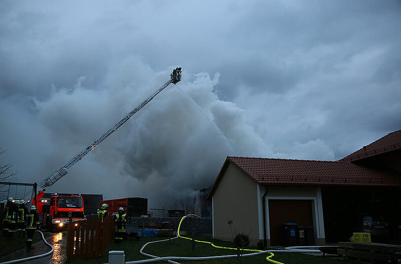 In Straßham ist eine Lagerhalle vollständig abgebrannt. Die Bilder vom Feuerwehr-Großeinsatz.