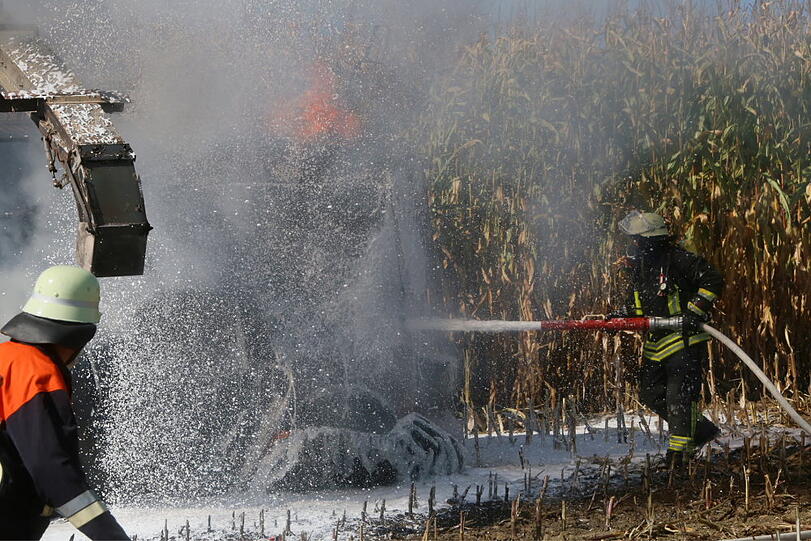 Der Maishäcksler fing Feuer, die anrückenden Wehren hatten den Brand schnell unter Kontrolle.
