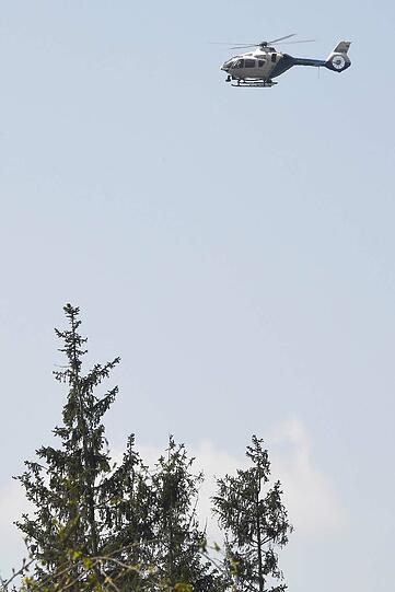 Die Polizei sucht mit einem Hubschrauber nach dem Brandstifter.