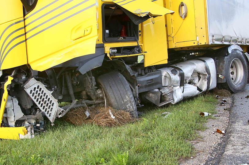 Der Verkehrsunfall auf der B12 bei Reichertsheim endete für den jungen Autofahrer tödlich.