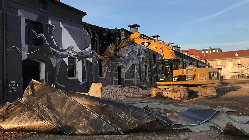 Ein Bagger reißt den Viehhof ab: die Bilder.