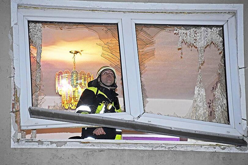 Feuerwehrleute sichern provisorisch die herausgesprengten Fenster.