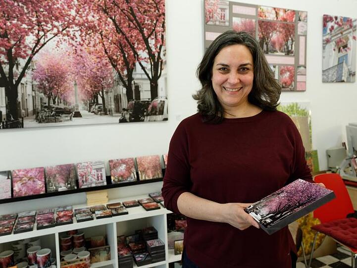 Victoria Harlos macht mit blühenden Kirschbäumen ein Geschäft.