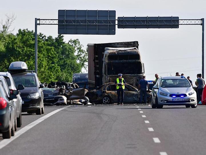 Ausgebrannte Fahrzeuge, Krankenwagen und Polizei, Verletzte und Tote. Schreckliche Bilder gab es auf der Autobahn A6 nahe Stettin.