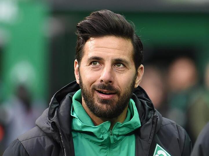 Claudio Pizarro am Spielfeldrand. Foto: Carmen Jaspersen/dpa/Archivbild