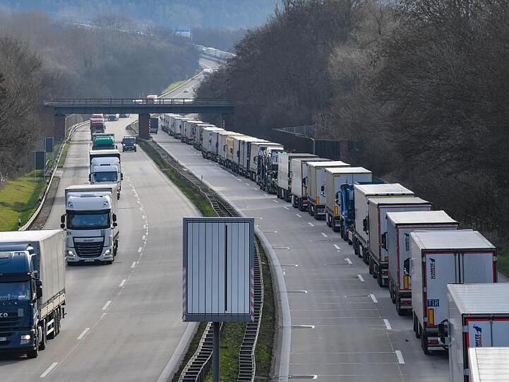 Unmittelbar nach den Grenzschließungen Mitte März kam es vielerorts zu langen Staus - wie hier bei Frankfurt (Oder).