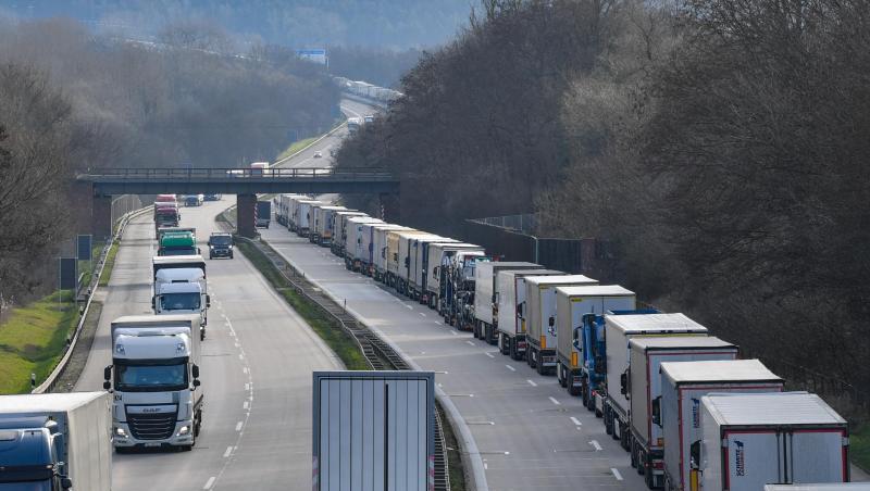 Unmittelbar nach den Grenzschließungen Mitte März kam es vielerorts zu langen Staus - wie hier bei Frankfurt (Oder). Unmittelbar nach den Grenzschließungen Mitte März kam es vielerorts zu langen Staus - wie hier bei Frankfurt (Oder).