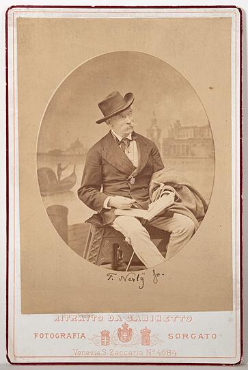 Friedrich Nerly nach 1873 mit Skizzenbuch in einer Gondel fotografiert vom Atelier Antonio Sorgato.