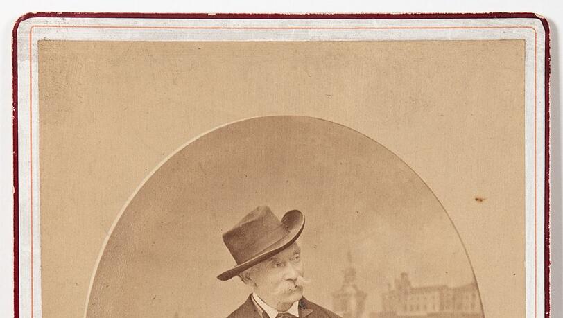 Friedrich Nerly nach 1873 mit Skizzenbuch in einer Gondel fotografiert vom Atelier Antonio Sorgato. Friedrich Nerly nach 1873 mit Skizzenbuch in einer Gondel fotografiert vom Atelier Antonio Sorgato.
