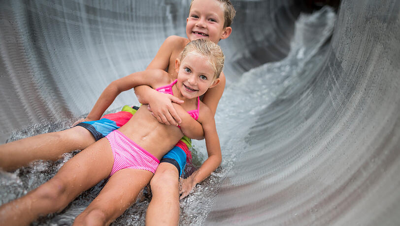 Der Nachwuchs vergnügt sich auf den Wasserrutschen.