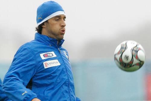Winter in Südafrika: Luca Toni trainiert mit Mütze.