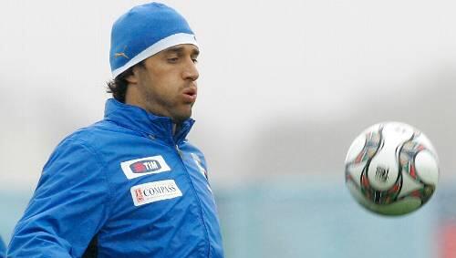 Winter in Südafrika: Luca Toni trainiert mit Mütze. Winter in Südafrika: Luca Toni trainiert mit Mütze.