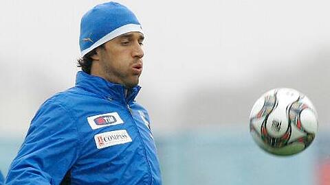 Winter in Südafrika: Luca Toni trainiert mit Mütze.