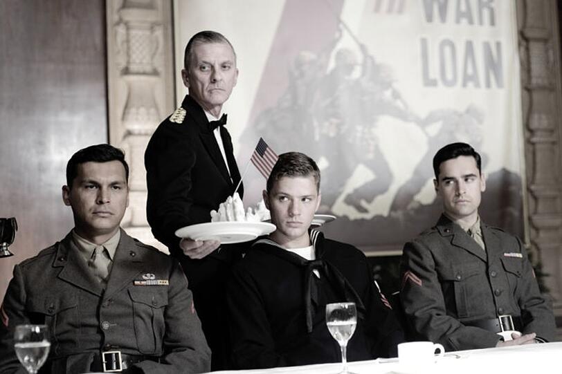 Die Marines Ira Hayes, John Bradley und René Gagnon (von links: Adam Beach, Ryan Phillippe, Jesse Bradford) werden als Helden hofiert - fühlen sich aber kein bisschen heroisch. Die Marines Ira Hayes, John Bradley und René Gagnon (von links: Adam Beach, Ryan Phillippe, Jesse Bradford) werden als Helden hofiert - fühlen sich aber kein bisschen heroisch.