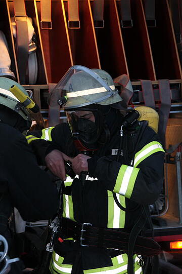 Rauch-Alarm am Rosenmontag in Mittbach: Unter einem Vordach ist ein Motorboot in Brand geraten. Zwei Personen wurden dabei leicht verletzt. Die Bilder vom Feuerwehreinsatz