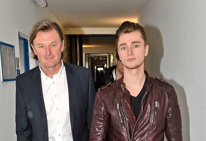 Neubauers Noch-Ehemann Lambert Dinzinger mit dem gemeinsamen Sohn Lambert jr. auf dem Weg zum Gericht.