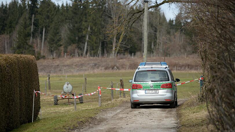 Der Feldweg hinter dem abgelegenen Haus.