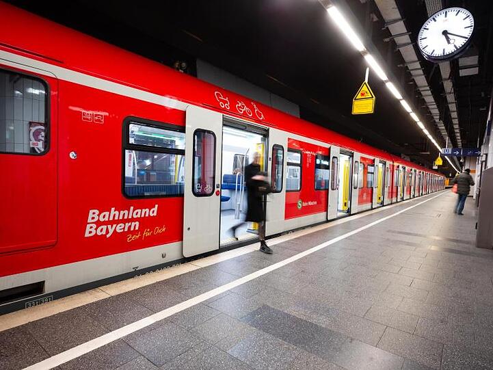Eine Frau steigt aus einer S-Bahn. Foto: Peter Kneffel/dpa/Symbolbild